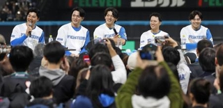 　試合後、ファンの前で「決起集会」を開いた清宮幸（左端）ら日本ハムナイン＝エスコンフィールド