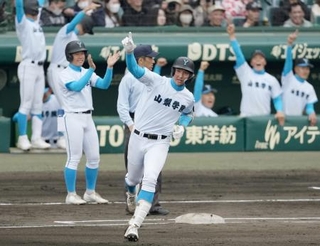 　山梨学院-長崎日大　１回表、左越えに先制本塁打を放ち、一塁を回る山梨学院・菰田＝甲子園