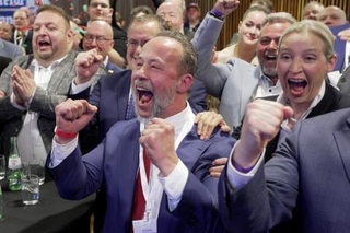 　２２日、ドイツ西部ラインラント・プファルツ州議会選の結果予測を受けて歓喜に沸く「ドイツのための選択肢（ＡｆＤ）」の候補者ら＝マインツ（Ａｎｄｒｅａｓ　Ａｒｎｏｌｄ提供、ＡＰ＝共同）