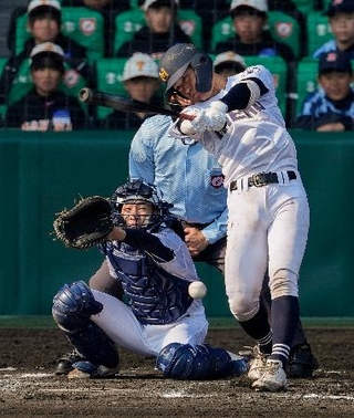 　三重-佐野日大　６回裏三重２死満塁、大西が左前に先制２点打を放つ。捕手須田＝甲子園