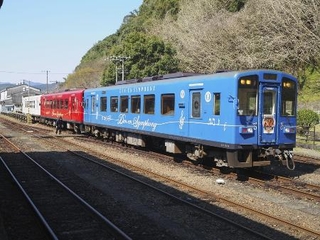 　くま川鉄道の車両＝２０１９年３月、熊本県人吉市
