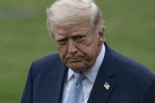 　米ワシントンで記者団に話すトランプ大統領＝２０日（ゲッティ＝共同）
