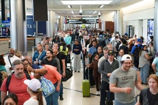 　米南部アトランタの空港で行列をつくる人たち＝２２日（ゲッティ＝共同）