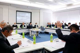 　いわき市で開かれた福島県漁連の組合長会議＝２４日午前