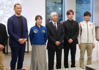 　スポーツ庁とＪＡＸＡが連携を探るために立ち上げた検討委員会が開いたイベントで撮影に応じる（左から）室伏広治氏、山崎直子さんら＝２４日午後、東京都中央区