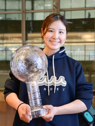 　スノーボードＷ杯アルペン種目総合優勝から帰国した三木つばき＝２４日、羽田空港