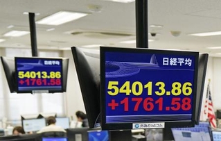 　上げ幅が一時１７００円を超えた日経平均株価を示すモニター＝２５日午前、東京都港区の外為どっとコム