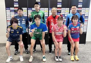 　Ｔリーグ・プレーオフ決勝に臨む金沢の松平健（前列左端）、神奈川の平野（同右端）ら＝２６日、東京都新宿区