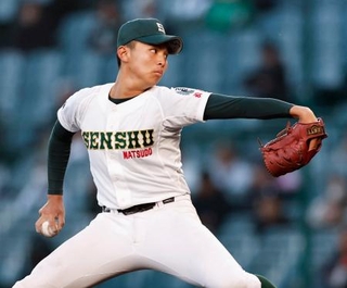 　九州国際大付戦に２番手で登板した専大松戸・門倉＝甲子園