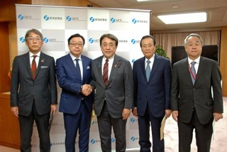 　赤沢経産相（中央）と会談した石油連盟の木藤俊一会長（左から２人目）ら＝２６日午後、東京都千代田区