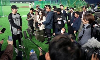 　練習後、取材対応する巨人・竹丸＝東京ドーム