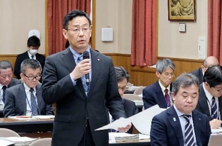 　リニア中央新幹線トンネル掘削工事を巡る静岡県の専門部会であいさつする平木省副知事＝２６日午後、静岡県庁