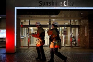 　女性が刺された商業施設「サンシャインシティ」の出入り口付近＝２６日午後９時２分、東京・池袋