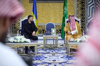 　サウジアラビアを訪問、西部ジッダで会談に臨むウクライナのゼレンスキー大統領（左）＝２６日（ウクライナ大統領府提供、ロイター＝共同）