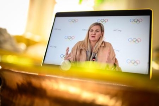 　オンラインで記者会見するＩＯＣのコベントリー会長＝２６日（ゲッティ＝共同）