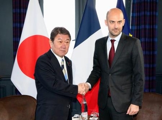 　フランスのバロ外相（右）と握手する茂木外相＝２６日、パリ近郊セルネラビル（共同）