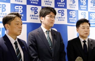 　新潟市内で取材に応じる、立憲民主党新潟県連所属の土田竜吾県議（中央）ら＝２７日午前