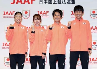 　アジア大会マラソン日本代表に内定した（左から）矢田みくに、佐藤早也伽、吉田祐也、山下一貴＝２７日、東京都渋谷区（代表撮影）