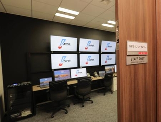 　巨人-阪神の開幕戦で初めてプレーの映像検証が実施されたＮＰＢの「リプレーセンター」（代表撮影）