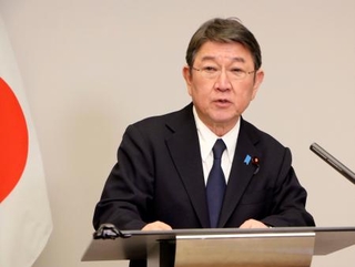 　Ｇ７外相会合を終え、取材に応じる茂木外相＝２７日、パリ（共同）