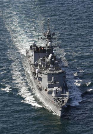 　２０２０年２月、中東へ向け神奈川県の海上自衛隊横須賀基地を出港した護衛艦「たかなみ」