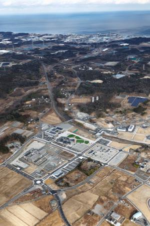 　福島県大熊町のＪＲ大野駅周辺。奥は東京電力福島第１原発＝２月