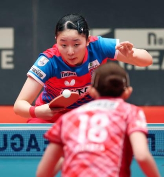 　日本生命-神奈川　第２試合のシングルスでプレーする神奈川の張本美和＝代々木第二体育館