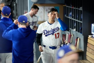 　ダイヤモンドバックス戦の５回、二ゴロ併殺に倒れベンチに戻ったドジャース・大谷＝ロサンゼルス（共同）