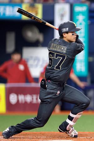 　１回オリックス無死満塁、中川が中前に適時打を放つ＝京セラドーム
