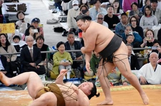 　大相撲の春巡業に参加した霧島（右）＝三重県伊勢市