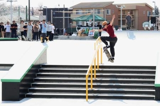 　「小山公園ニュースポーツ広場」が全面改修し、記念式典でスケートボードを披露する吉沢恋選手＝２９日午前、相模原市