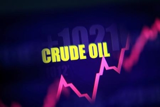 　英語で「原油」の文字とグラフ（ロイター＝共同）