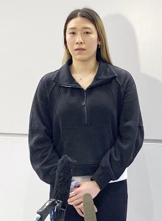 　イタリア１部リーグのノバラでのシーズンを終え、取材に応じるバレーボール女子日本代表の石川真佑＝３０日、成田空港