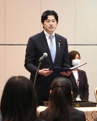 　新任検事の辞令交付式で法相の訓示を代読する三谷英弘副大臣＝３０日午前、法務省