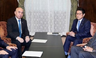 　会談に臨む日本保守党の百田代表（左）と自民党の松山参院会長＝３０日午後、国会