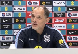 　日本との試合に向け、記者会見するサッカーイングランド代表のトゥヘル監督＝３０日、ロンドン近郊