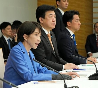 　中東情勢に関する関係閣僚会議であいさつする高市首相（左）＝３１日午前、首相官邸