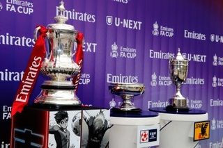 　お披露目された（左から）ＦＡカップ、天皇杯、銀製カップ＝３１日、ＭＵＦＧスタジアム