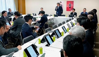 　自民党本部で開かれた、国旗損壊制度検討プロジェクトチームの初会合＝３１日午後、東京・永田町