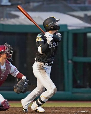 　４回ソフトバンク１死満塁、周東が勝ち越しとなる左犠飛を放つ。捕手太田＝楽天モバイルパーク