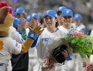 　無安打無得点試合を達成し、チームメートから祝福を受ける日本ハム・細野（手前）＝エスコンフィールド