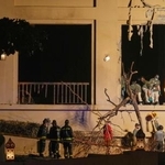 　爆発があったホテルの現場を調べる消防関係者＝２月２８日、ドバイ（ＡＰ＝共同）