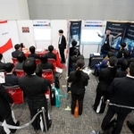 　就職情報会社マイナビが開催した企業の合同説明会＝１日午後、東京都内