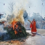 　高野山の金剛峯寺前広場で行われた「高野の火まつり」＝１日午後、和歌山県高野町