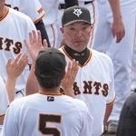 　那覇キャンプを打ち上げ、ナインとタッチを交わす巨人・阿部監督＝那覇