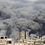 　イランの首都テヘランで立ち上る煙。米イスラエルは２月２８日に大規模な軍事作戦を開始した＝１日（ゲッティ＝共同）