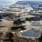 　福島県双葉町の中間貯蔵施設。奥は東京電力福島第１原発＝２月