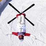 　男子デュアルモーグル準決勝　エアを決める堀島行真＝たいらスキー場