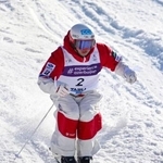 　男子デュアルモーグル決勝　コブを攻める堀島行真＝たいらスキー場　