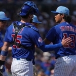 　監督にボールを渡すカブスの今永（右）＝１日、メサ（ロイター＝共同）